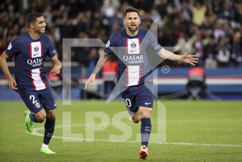 2022-10-01 - Lionel Messi of PSG celebrates his goal with Achraf Hakimi (left) during the French championship Ligue 1 football match between Paris Saint-Germain (PSG) and OGC Nice (OGCN) on October 1, 2022 at Parc des Princes stadium in Paris, France - FOOTBALL - FRENCH CHAMP - PARIS SG V NICE - FRENCH LIGUE 1 - SOCCER
