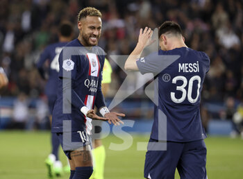 2022-10-01 - Lionel Messi of PSG celebrates his goal with Neymar Jr (left) during the French championship Ligue 1 football match between Paris Saint-Germain (PSG) and OGC Nice (OGCN) on October 1, 2022 at Parc des Princes stadium in Paris, France - FOOTBALL - FRENCH CHAMP - PARIS SG V NICE - FRENCH LIGUE 1 - SOCCER