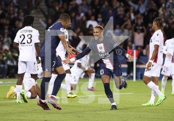 2022-10-01 - Kylian Mbappe of PSG celebrates his goal with Neymar Jr during the French championship Ligue 1 football match between Paris Saint-Germain (PSG) and OGC Nice (OGCN) on October 1, 2022 at Parc des Princes stadium in Paris, France - FOOTBALL - FRENCH CHAMP - PARIS SG V NICE - FRENCH LIGUE 1 - SOCCER