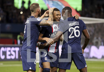 2022-10-01 - Kylian Mbappe of PSG celebrates his goal with teammates during the French championship Ligue 1 football match between Paris Saint-Germain (PSG) and OGC Nice (OGCN) on October 1, 2022 at Parc des Princes stadium in Paris, France - FOOTBALL - FRENCH CHAMP - PARIS SG V NICE - FRENCH LIGUE 1 - SOCCER