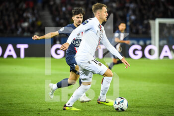 2022-10-01 - Aaron RAMSEY of Nice and Vitor MACHADO FERREIRA (Vitinha) of PSG during the French championship Ligue 1 football match between Paris Saint-Germain and OGC Nice on October 1, 2022 at Parc des Princes stadium in Paris, France - FOOTBALL - FRENCH CHAMP - PARIS SG V NICE - FRENCH LIGUE 1 - SOCCER