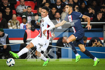 2022-10-01 - Sofiane DIOP of Nice and Achraf HAKIMI of PSG during the French championship Ligue 1 football match between Paris Saint-Germain and OGC Nice on October 1, 2022 at Parc des Princes stadium in Paris, France - FOOTBALL - FRENCH CHAMP - PARIS SG V NICE - FRENCH LIGUE 1 - SOCCER
