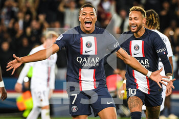 2022-10-01 - Kylian MBAPPE of PSG celebrate his goal with NEYMAR JR of PSG during the French championship Ligue 1 football match between Paris Saint-Germain and OGC Nice on October 1, 2022 at Parc des Princes stadium in Paris, France - FOOTBALL - FRENCH CHAMP - PARIS SG V NICE - FRENCH LIGUE 1 - SOCCER