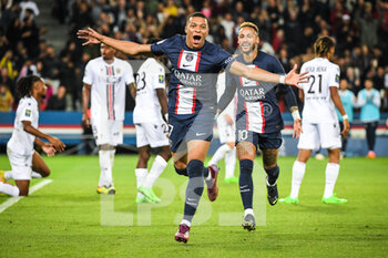 2022-10-01 - Kylian MBAPPE of PSG celebrate his goal with NEYMAR JR of PSG during the French championship Ligue 1 football match between Paris Saint-Germain and OGC Nice on October 1, 2022 at Parc des Princes stadium in Paris, France - FOOTBALL - FRENCH CHAMP - PARIS SG V NICE - FRENCH LIGUE 1 - SOCCER