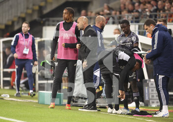2022-10-02 - Coach of Olympique Lyonnais Peter Bosz talks to Bradley Barcola of Lyon during the French championship Ligue 1 football match between RC Lens (RCL) and Olympique Lyonnais (OL, Lyon) on October 2, 2022 at Stade Bollaert-Delelis in Lens, France - FOOTBALL - FRENCH CHAMP - LENS V LYON - FRENCH LIGUE 1 - SOCCER