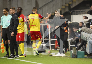 2022-10-02 - Coach of RC Lens Franck Haise salutes Florian Sotoca of Lens when he's replaced during the French championship Ligue 1 football match between RC Lens (RCL) and Olympique Lyonnais (OL, Lyon) on October 2, 2022 at Stade Bollaert-Delelis in Lens, France - FOOTBALL - FRENCH CHAMP - LENS V LYON - FRENCH LIGUE 1 - SOCCER