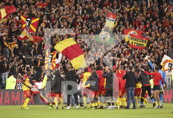2022-10-02 - Players of Lens celebrate the victory with their supporters following the French championship Ligue 1 football match between RC Lens (RCL) and Olympique Lyonnais (OL, Lyon) on October 2, 2022 at Stade Bollaert-Delelis in Lens, France - FOOTBALL - FRENCH CHAMP - LENS V LYON - FRENCH LIGUE 1 - SOCCER