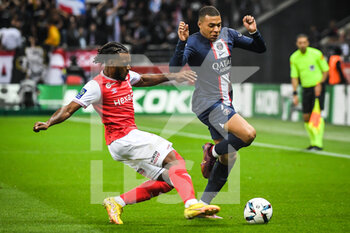 08/10/2022 - Andreaw GRAVILLON of Reims and Kylian MBAPPE of PSG during the French championship Ligue 1 football match between Stade de Reims and Paris Saint-Germain on October 8, 2022 at Auguste Delaune stadium in Reims, France - FOOTBALL - FRENCH CHAMP - REIMS V PARIS SG - FRENCH LIGUE 1 - CALCIO
