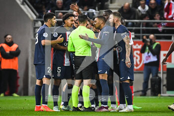 08/10/2022 - Carlos SOLER of PSG, MARQUINHOS of PSG, Kylian MBAPPE of PSG and Sergio RAMOS of PSG speak with the referee Pierre GAILLOUSTE during the French championship Ligue 1 football match between Stade de Reims and Paris Saint-Germain on October 8, 2022 at Auguste Delaune stadium in Reims, France - FOOTBALL - FRENCH CHAMP - REIMS V PARIS SG - FRENCH LIGUE 1 - CALCIO