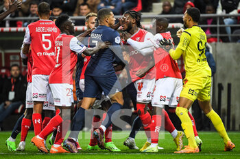 08/10/2022 - Altercation between the players of Reims and PSG during the French championship Ligue 1 football match between Stade de Reims and Paris Saint-Germain on October 8, 2022 at Auguste Delaune stadium in Reims, France - FOOTBALL - FRENCH CHAMP - REIMS V PARIS SG - FRENCH LIGUE 1 - CALCIO