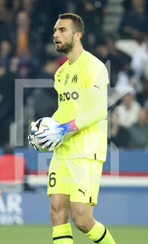 2022-10-16 - Goalkeeper of Marseille Pau Lopez during the French championship Ligue 1 football match between Paris Saint-Germain (PSG) and Olympique de Marseille (OM) on October 16, 2022 at Parc des Princes stadium in Paris, France - FOOTBALL - FRENCH CHAMP - PARIS SG V MARSEILLE - FRENCH LIGUE 1 - SOCCER
