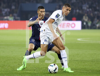 2022-10-16 - Amine Harit of Marseille, Achraf Hakimi of PSG (left) during the French championship Ligue 1 football match between Paris Saint-Germain (PSG) and Olympique de Marseille (OM) on October 16, 2022 at Parc des Princes stadium in Paris, France - FOOTBALL - FRENCH CHAMP - PARIS SG V MARSEILLE - FRENCH LIGUE 1 - SOCCER
