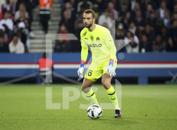 2022-10-16 - Goalkeeper of Marseille Pau Lopez during the French championship Ligue 1 football match between Paris Saint-Germain (PSG) and Olympique de Marseille (OM) on October 16, 2022 at Parc des Princes stadium in Paris, France - FOOTBALL - FRENCH CHAMP - PARIS SG V MARSEILLE - FRENCH LIGUE 1 - SOCCER