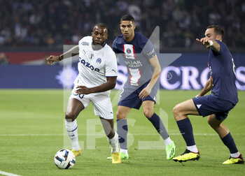 2022-10-16 - Nuno Tavares of Marseille, Achraf Hakimi of PSG during the French championship Ligue 1 football match between Paris Saint-Germain (PSG) and Olympique de Marseille (OM) on October 16, 2022 at Parc des Princes stadium in Paris, France - FOOTBALL - FRENCH CHAMP - PARIS SG V MARSEILLE - FRENCH LIGUE 1 - SOCCER