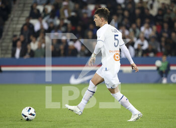 2022-10-16 - Leonardo Balerdi of Marseille during the French championship Ligue 1 football match between Paris Saint-Germain (PSG) and Olympique de Marseille (OM) on October 16, 2022 at Parc des Princes stadium in Paris, France - FOOTBALL - FRENCH CHAMP - PARIS SG V MARSEILLE - FRENCH LIGUE 1 - SOCCER