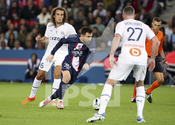 16/10/2022 - Lionel Messi of PSG, Matteo Guendouzi of Marseille (left) during the French championship Ligue 1 football match between Paris Saint-Germain (PSG) and Olympique de Marseille (OM) on October 16, 2022 at Parc des Princes stadium in Paris, France - FOOTBALL - FRENCH CHAMP - PARIS SG V MARSEILLE - FRENCH LIGUE 1 - CALCIO