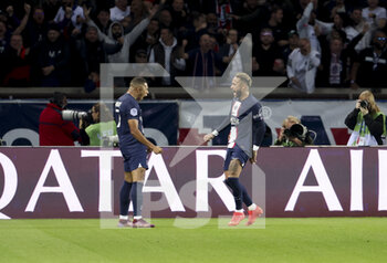 16/10/2022 - Neymar Jr of PSG celebrates his goal with Kylian Mbappe (left) during the French championship Ligue 1 football match between Paris Saint-Germain (PSG) and Olympique de Marseille (OM) on October 16, 2022 at Parc des Princes stadium in Paris, France - FOOTBALL - FRENCH CHAMP - PARIS SG V MARSEILLE - FRENCH LIGUE 1 - CALCIO
