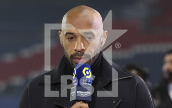 2022-10-16 - Thierry Henry comments for Amazon Prime Video the French championship Ligue 1 football match between Paris Saint-Germain (PSG) and Olympique de Marseille (OM) on October 16, 2022 at Parc des Princes stadium in Paris, France - FOOTBALL - FRENCH CHAMP - PARIS SG V MARSEILLE - FRENCH LIGUE 1 - SOCCER