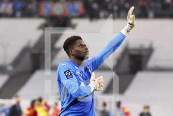 2022-10-22 - Goalkeeper of Lens Brice Samba celebrates the victory following the French championship Ligue 1 football match between Olympique de Marseille (OM) and RC Lens (RCL) on October 22, 2022 at Velodrome stadium in Marseille, France - FOOTBALL - FRENCH CHAMP - MARSEILLE V LENS - FRENCH LIGUE 1 - SOCCER