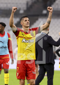 2022-10-22 - Florian Sotoca of Lens celebrates the victory following the French championship Ligue 1 football match between Olympique de Marseille (OM) and RC Lens (RCL) on October 22, 2022 at Velodrome stadium in Marseille, France - FOOTBALL - FRENCH CHAMP - MARSEILLE V LENS - FRENCH LIGUE 1 - SOCCER