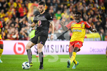 28/10/2022 - Branco VAN DEN BOOMEN of Toulouse and Salis ABDUL SAMED of Lens during the French championship Ligue 1 football match between RC Lens and Toulouse FC on October 28, 2022 at Bollaert-Delelis stadium in Lens, France - FOOTBALL - FRENCH CHAMP - LENS V TOULOUSE - FRENCH LIGUE 1 - CALCIO