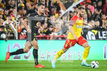 28/10/2022 - Thijs DALLINGA of Toulouse and Jonathan GRADIT of Lens during the French championship Ligue 1 football match between RC Lens and Toulouse FC on October 28, 2022 at Bollaert-Delelis stadium in Lens, France - FOOTBALL - FRENCH CHAMP - LENS V TOULOUSE - FRENCH LIGUE 1 - CALCIO