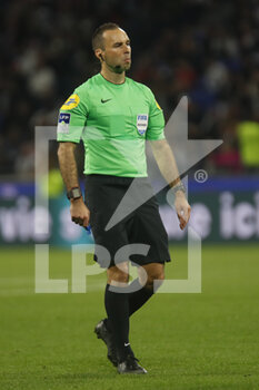 2022-10-30 - Referee Jerome BRISARD during the French championship Ligue 1 football match between Olympique Lyonnais (Lyon) and LOSC Lille on October 30, 2022 at Groupama stadium in Decines-Charpieu near Lyon, France - FOOTBALL - FRENCH CHAMP - LYON V LILLE - FRENCH LIGUE 1 - SOCCER