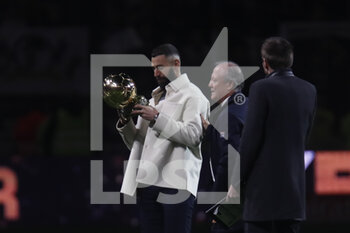 2022-11-11 - Karim Benzema of Real Madrid shows the Golden Ball (Ballon D’Or) to the fans of Lyon and Bernard LACOMBE of Lyon during the French championship Ligue 1 football match between Olympique Lyonnais (Lyon) and OGC Nice on November 11, 2022 at Groupama stadium in Decines-Charpieu near Lyon, France - FOOTBALL - FRENCH CHAMP - LYON V NICE - FRENCH LIGUE 1 - SOCCER