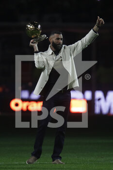 2022-11-11 - Karim Benzema of Real Madrid shows the Golden Ball (Ballon D’Or) to the fans of Lyon during the French championship Ligue 1 football match between Olympique Lyonnais (Lyon) and OGC Nice on November 11, 2022 at Groupama stadium in Decines-Charpieu near Lyon, France - FOOTBALL - FRENCH CHAMP - LYON V NICE - FRENCH LIGUE 1 - SOCCER