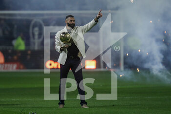 2022-11-11 - Karim Benzema of Real Madrid shows the Golden Ball (Ballon D’Or) to the fans of Lyon during the French championship Ligue 1 football match between Olympique Lyonnais (Lyon) and OGC Nice on November 11, 2022 at Groupama stadium in Decines-Charpieu near Lyon, France - FOOTBALL - FRENCH CHAMP - LYON V NICE - FRENCH LIGUE 1 - SOCCER