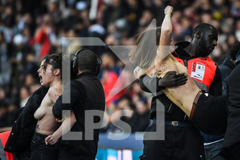 2022-11-13 - A member of the feminist activist group Femen ejected from stadium by security after attempting to enter the pitch during the French championship Ligue 1 football match between Paris Saint-Germain and AJ Auxerre on November 13, 2022 at Parc des Princes stadium in Paris, France - FOOTBALL - FRENCH CHAMP - PARIS SG V AUXERRE - FRENCH LIGUE 1 - SOCCER