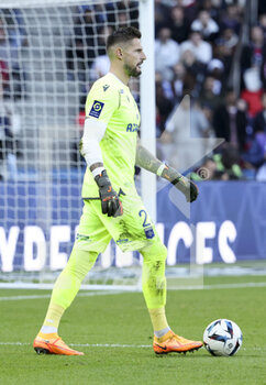 2022-11-13 - Goalkeeper of Auxerre Benoit Costil during the French championship Ligue 1 football match between Paris Saint-Germain and AJ Auxerre on November 13, 2022 at Parc des Princes stadium in Paris, France - FOOTBALL - FRENCH CHAMP - PARIS SG V AUXERRE - FRENCH LIGUE 1 - SOCCER