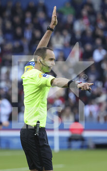 2022-11-13 - Referee Thomas Leonard during the French championship Ligue 1 football match between Paris Saint-Germain and AJ Auxerre on November 13, 2022 at Parc des Princes stadium in Paris, France - FOOTBALL - FRENCH CHAMP - PARIS SG V AUXERRE - FRENCH LIGUE 1 - SOCCER