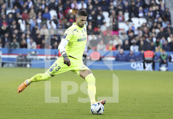 2022-11-13 - Goalkeeper of Auxerre Benoit Costil during the French championship Ligue 1 football match between Paris Saint-Germain and AJ Auxerre on November 13, 2022 at Parc des Princes stadium in Paris, France - FOOTBALL - FRENCH CHAMP - PARIS SG V AUXERRE - FRENCH LIGUE 1 - SOCCER