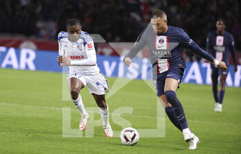 28/12/2022 - Kylian Mbappe of PSG, Jean-Ricner Bellegarde of Strasbourg (left) during the French championship Ligue 1 football match between Paris Saint-Germain (PSG) and RC Strasbourg Alsace (RCSA) on December 28, 2022 at Parc des Princes stadium in Paris, France - FOOTBALL - FRENCH CHAMP - PARIS SG V STRASBOURG - FRENCH LIGUE 1 - CALCIO