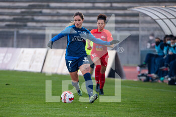 2022-01-15 - Tess Laplacette of Paris FC controls the ball during the Women's French championship D1 Arkema football match between Paris FC and GPSO 92 Issy on January 15, 2022 at Robert Bobin stadium in Bondoufle, France - PARIS FC VS GPSO 92 ISSY - FRENCH WOMEN DIVISION 1 - SOCCER
