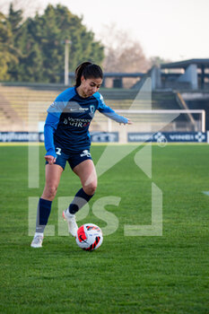 2022-01-15 - Clara Mateo of Paris FC controls the ball during the Women's French championship D1 Arkema football match between Paris FC and GPSO 92 Issy on January 15, 2022 at Robert Bobin stadium in Bondoufle, France - PARIS FC VS GPSO 92 ISSY - FRENCH WOMEN DIVISION 1 - SOCCER