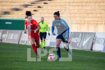 2022-01-15 - Celya Barclais of GPSO 92 Issy and Mathilde Bourdieu of Paris FC fight for the ball during the Women's French championship D1 Arkema football match between Paris FC and GPSO 92 Issy on January 15, 2022 at Robert Bobin stadium in Bondoufle, France - PARIS FC VS GPSO 92 ISSY - FRENCH WOMEN DIVISION 1 - SOCCER