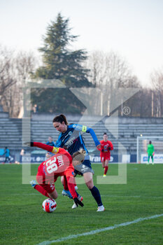 2022-01-15 - Gwenaelle Butel of GPSO 92 Issy and Gaetane Thiney of Paris FC fight for the ball during the Women's French championship D1 Arkema football match between Paris FC and GPSO 92 Issy on January 15, 2022 at Robert Bobin stadium in Bondoufle, France - PARIS FC VS GPSO 92 ISSY - FRENCH WOMEN DIVISION 1 - SOCCER