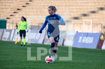 2022-01-15 - Julie Soyer of Paris FC controls the ball during the Women's French championship D1 Arkema football match between Paris FC and GPSO 92 Issy on January 15, 2022 at Robert Bobin stadium in Bondoufle, France - PARIS FC VS GPSO 92 ISSY - FRENCH WOMEN DIVISION 1 - SOCCER