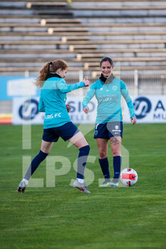 2022-02-05 - Celina Ould Hocine of Paris FC and Tess Laplacette of Paris FC warm up ahead of the Women's French championship D1 Arkema football match between Paris FC and AS Saint-Etienne on February 5, 2022 at Robert Bobin stadium in Bondoufle, France - PARIS FC VS AS SAINT-ETIENNE - FRENCH WOMEN DIVISION 1 - SOCCER