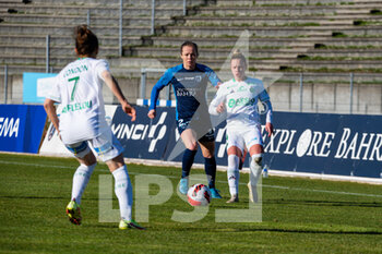 2022-02-05 - Julie Soyer of Paris FC controls the ball during the Women's French championship D1 Arkema football match between Paris FC and AS Saint-Etienne on February 5, 2022 at Robert Bobin stadium in Bondoufle, France - PARIS FC VS AS SAINT-ETIENNE - FRENCH WOMEN DIVISION 1 - SOCCER