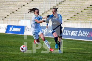 2022-02-05 - Elise Bonet of AS Saint Etienne and Julie Soyer of Paris FC fight for the ball during the Women's French championship D1 Arkema football match between Paris FC and AS Saint-Etienne on February 5, 2022 at Robert Bobin stadium in Bondoufle, France - PARIS FC VS AS SAINT-ETIENNE - FRENCH WOMEN DIVISION 1 - SOCCER
