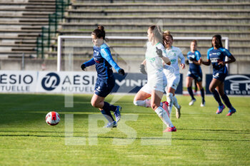 2022-02-05 - Mathilde Bourdieu of Paris FC controls the ball during the Women's French championship D1 Arkema football match between Paris FC and AS Saint-Etienne on February 5, 2022 at Robert Bobin stadium in Bondoufle, France - PARIS FC VS AS SAINT-ETIENNE - FRENCH WOMEN DIVISION 1 - SOCCER
