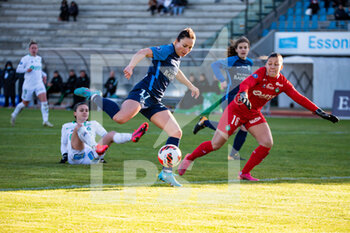 2022-02-05 - Gaetane Thiney of Paris FC controls the ball during the Women's French championship D1 Arkema football match between Paris FC and AS Saint-Etienne on February 5, 2022 at Robert Bobin stadium in Bondoufle, France - PARIS FC VS AS SAINT-ETIENNE - FRENCH WOMEN DIVISION 1 - SOCCER