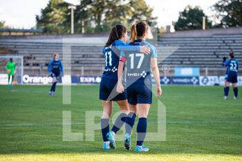 2022-02-05 - Clara Mateo of Paris FC and Gaetane Thiney of Paris FC celebrate the goal during the Women's French championship D1 Arkema football match between Paris FC and AS Saint-Etienne on February 5, 2022 at Robert Bobin stadium in Bondoufle, France - PARIS FC VS AS SAINT-ETIENNE - FRENCH WOMEN DIVISION 1 - SOCCER