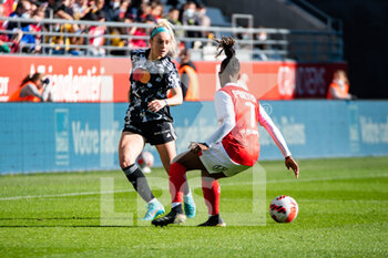 2022-02-27 - Ellie Carpenter of Olympique Lyonnais and Miracle Porter of Stade de Reims fight for the ball during the Women's French championship, D1 Arkema football match between Stade de Reims and Olympique Lyonnais (Lyon) on February 27, 2022 at Auguste Delaune stadium in Reims, France - STADE DE REIMS VS OLYMPIQUE LYONNAIS (LYON) - FRENCH WOMEN DIVISION 1 - SOCCER