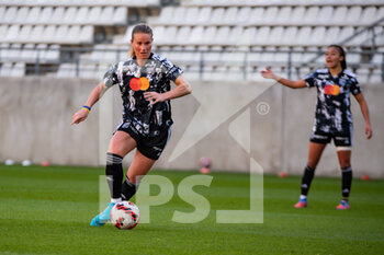2022-02-27 - Amandine Henry of Olympique Lyonnais controls the ball during the Women's French championship, D1 Arkema football match between Stade de Reims and Olympique Lyonnais (Lyon) on February 27, 2022 at Auguste Delaune stadium in Reims, France - STADE DE REIMS VS OLYMPIQUE LYONNAIS (LYON) - FRENCH WOMEN DIVISION 1 - SOCCER