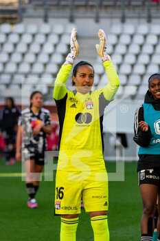 2022-02-27 - Sarah Bouhaddi of Olympique Lyonnais celebrates the victory after the Women's French championship, D1 Arkema football match between Stade de Reims and Olympique Lyonnais (Lyon) on February 27, 2022 at Auguste Delaune stadium in Reims, France - STADE DE REIMS VS OLYMPIQUE LYONNAIS (LYON) - FRENCH WOMEN DIVISION 1 - SOCCER