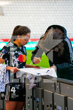 2022-02-27 - Selma Bacha of Olympique Lyonnais and Wendie Renard of Olympique Lyonnais signing autographs to fans after the Women's French championship, D1 Arkema football match between Stade de Reims and Olympique Lyonnais (Lyon) on February 27, 2022 at Auguste Delaune stadium in Reims, France - STADE DE REIMS VS OLYMPIQUE LYONNAIS (LYON) - FRENCH WOMEN DIVISION 1 - SOCCER